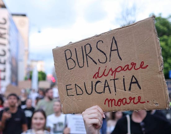 „Nu din burse faceți averi”. Studenții, protest în București față de tăierile anunțate de Guvern