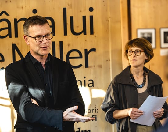 Ambasadorul Marii Britanii a participat la o vizionare privată a expoziției Lee Miller de la The King’s House din Viscri