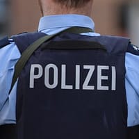 O șoferiță a dansat pe o autostradă, motivând că „traficul a enervat-o”. După ce a blocat circulația două zile, poliția a deportat-o din Germania