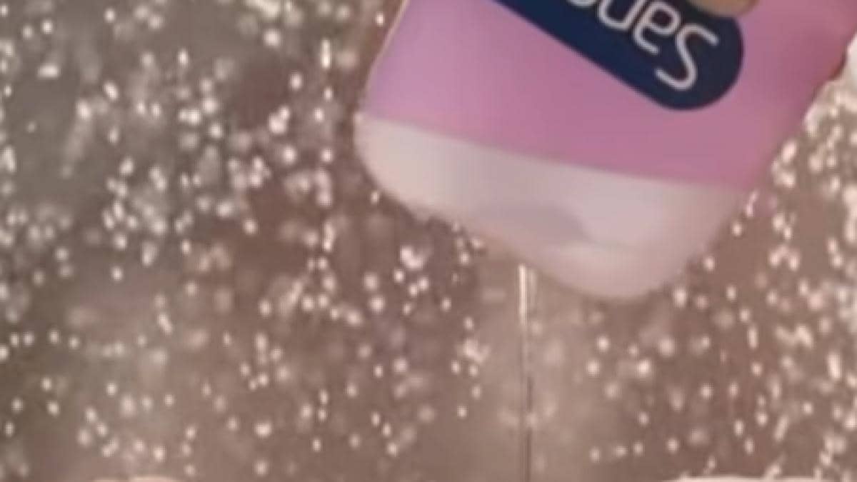 Reclamă la gel de duș, interzisă pentru rasism: pielea albă, prezentată ca „superioară”