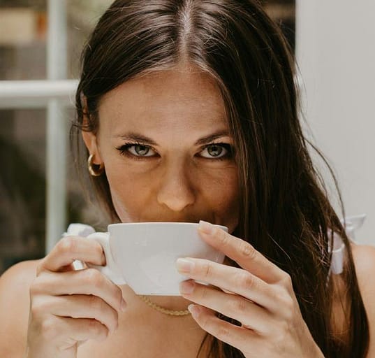 Băutura fericirii. De ce ne simțim mai bine după prima ceașcă de cafea