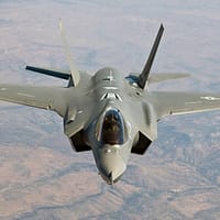 SUA și Europa investesc masiv în apărare, dar lumea nu mai luptă cu tancuri și avioane. Banii mulți nu înseamnă protecție mai bună