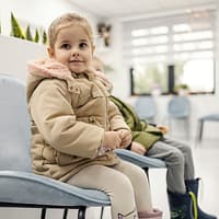 Noi fugim cu copilul la spital la prima febră, în Anglia primește paracetamol prin telefon. Cum se tratează, de fapt, copiii în străinătate și ce e diferit față de România