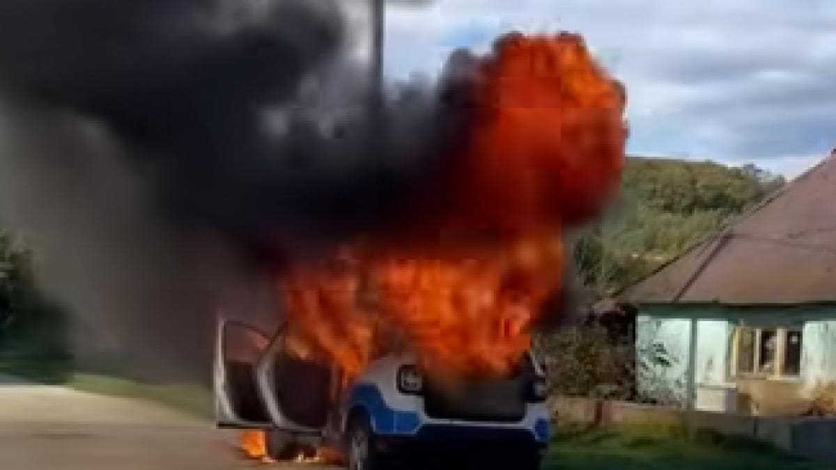 Mașină de Poliție cuprinsă de flăcări, în timpul unei misiuni, în Sălaj
