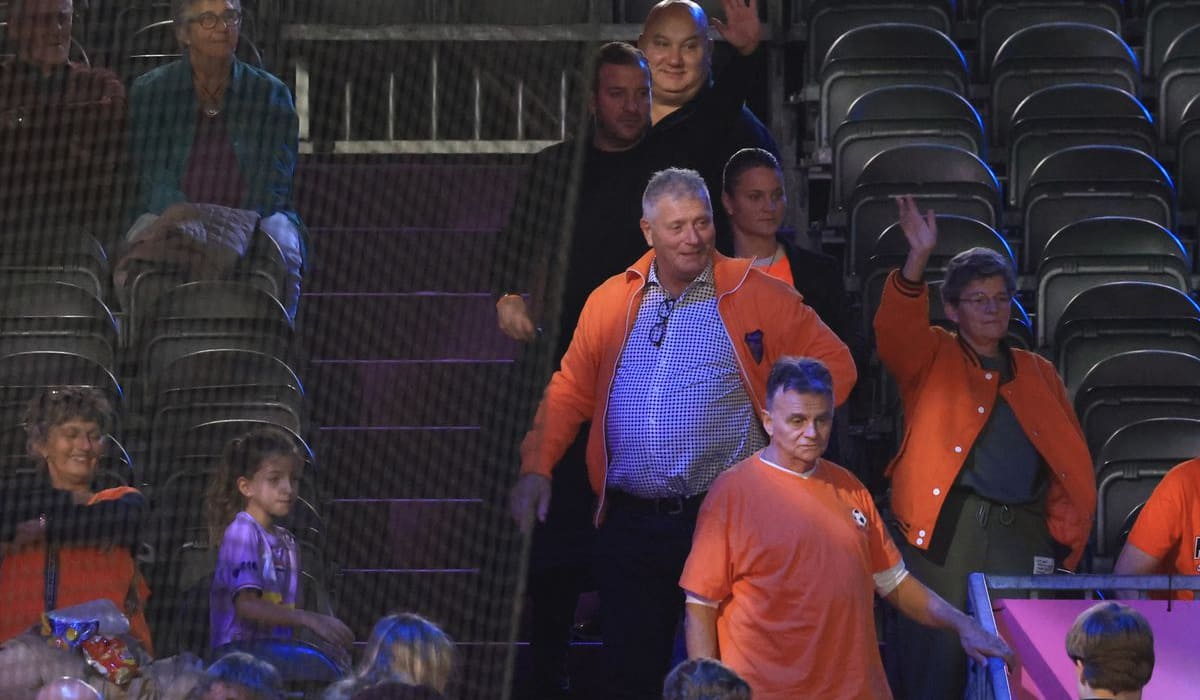 Cum a apărut Van der Vaart, venit direct de la București, în fieful marii rivale din Rotterdam » A asistat la un recital al Olandei, cu partenera Polman pe parchet