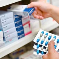 Guvernul lovește din nou în cei mai vulnerabili: peste 10 milioane de români vor plăti mai mult pentru medicamentele necesare