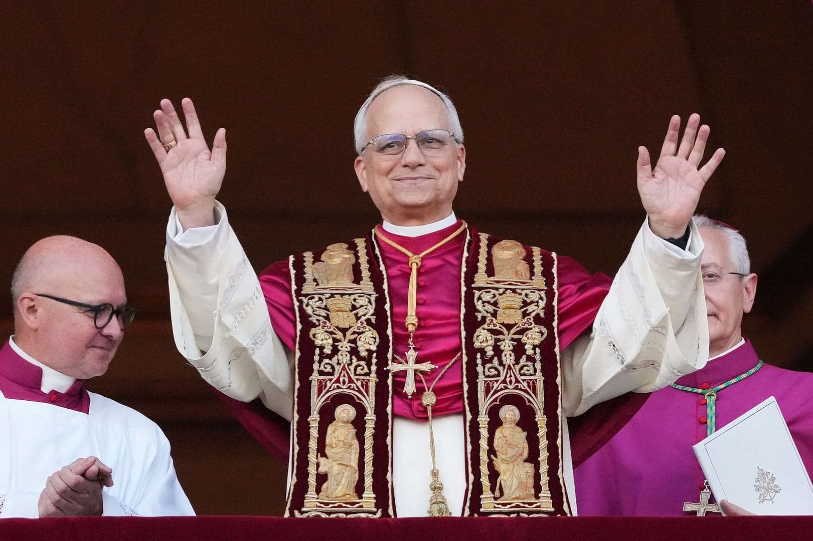Momentul în care Papa Leon al XIV-lea a apărut pe balcon și a salutat credincioșii – VIDEO
