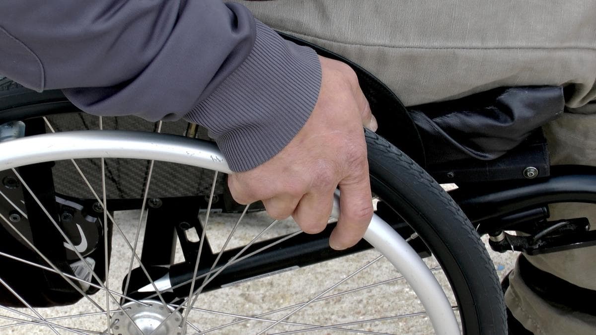 Persoanele cu dizabilități, aruncate în grija unor administrații locale sărace