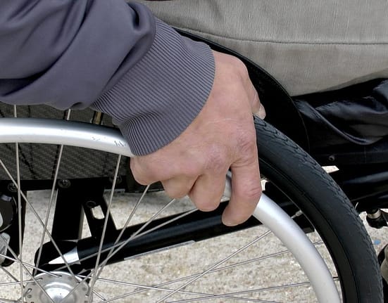 Persoanele cu dizabilități, aruncate în grija unor administrații locale sărace