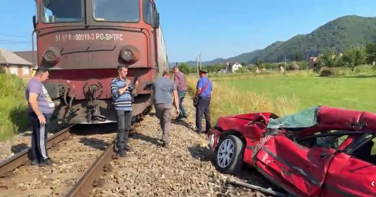 „Dacă nu sărea din mașină, era moartă!” O șoferiță de 19 ani s-a salvat în ultima clipă după ce i s-a oprit motorul pe calea ferată