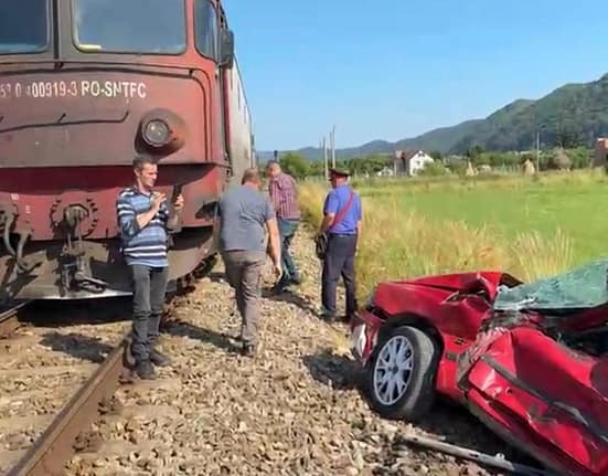 „Dacă nu sărea din mașină, era moartă!” O șoferiță de 19 ani s-a salvat în ultima clipă după ce i s-a oprit motorul pe calea ferată