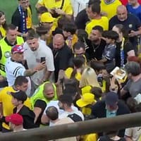 Atracția principală! Radu Drăgușin, ”asaltat” la pauza meciului România