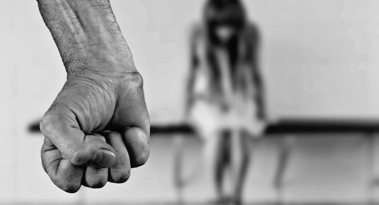Minoră de 13 ani, violată de un vecin. Bărbatul o invitase să-i dea un pahar cu apă