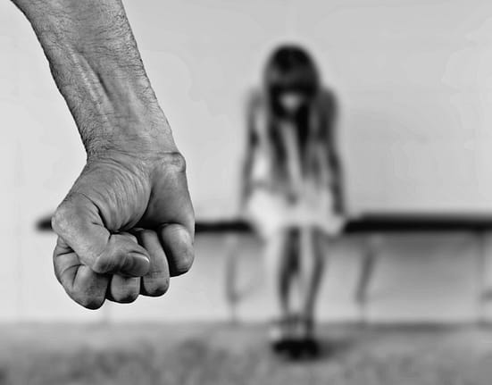 Minoră de 13 ani, violată de un vecin. Bărbatul o invitase să-i dea un pahar cu apă