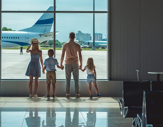Amenzi de până la 1.000 de euro pentru părinții care „uită” să-și ducă la școală copiii înainte sau după vacanță. Controale chiar și în aeroport, în Germania