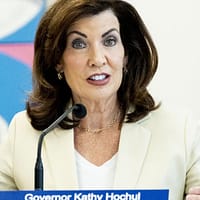 New York îi dă peste nas lui Trump și sfidează restricțiile la vaccinuri COVID