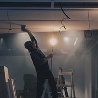 Regretele tinerilor cu studii obligați să muncescă la negru și pe salariu minim: „Voi ce mai lucrați în orașul foamei?”