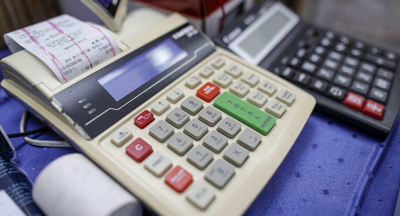 TABEL Toate cele aproape 100 de măsuri discutate de către PSD, PNL, USR și UDMR: Modificări TVA, tăieri la stat, inclusiv gratuități pentru studenți, schimbări la venituri de pe Booking și Airbnb