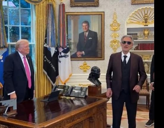 Andrea Bocelli i-a cântat lui Trump „Time to Say Goodbye”, în Biroul Oval. Momentul a devenit viral