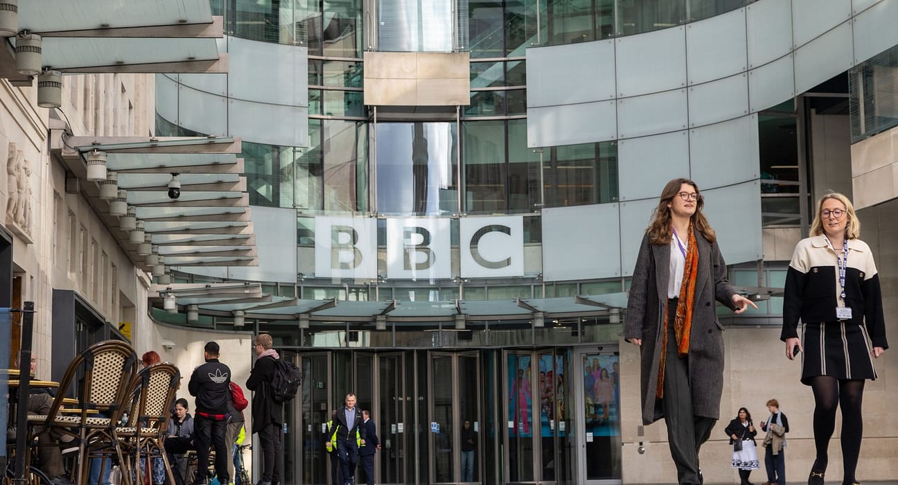 BBC „regretă sincer” maniera în care a editat discursul lui Trump, dar ignoră acuzația pentru care acesta amenință cu procesul de 1 miliard de dolari