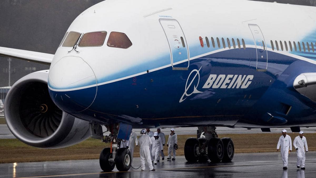 Un balon meteorologic pare să fie obiectul misterios care a lovit un Boeing. la 11.000 de metri