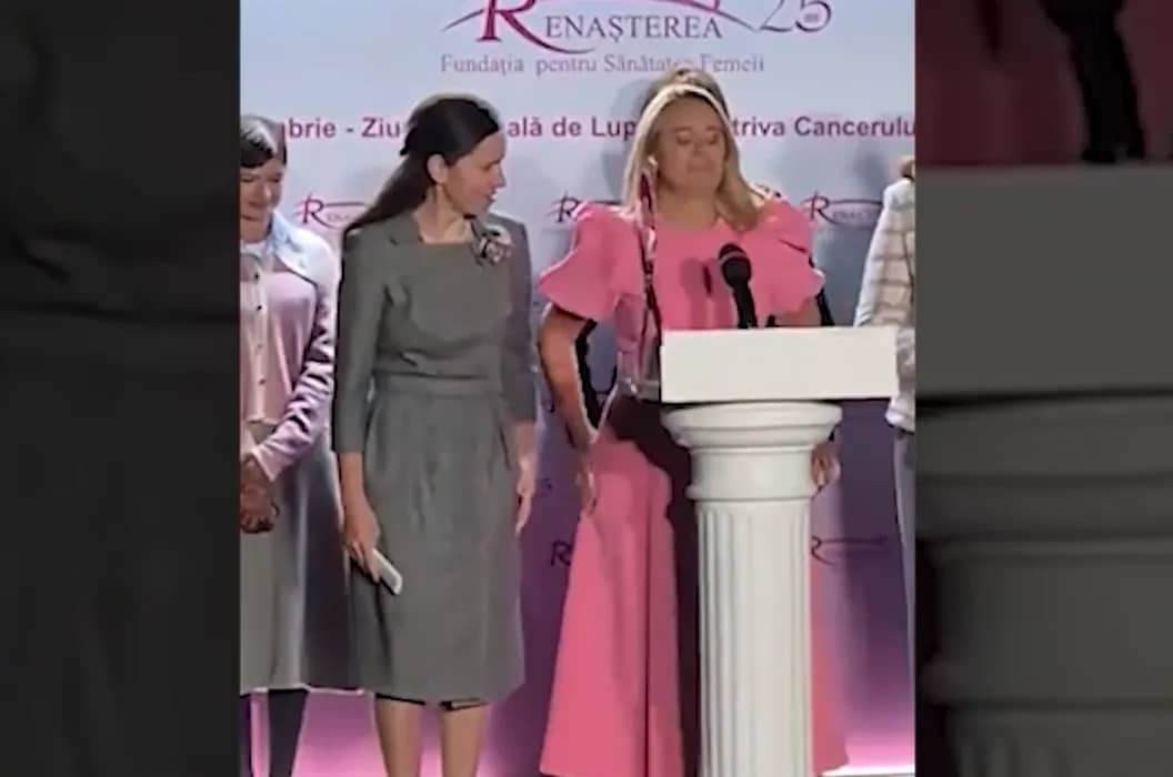 VIDEO Andreea Esca, show neașteptat la Cotroceni! Prinsă pe picior greșit chiar lângă Prima Doamnă: ‘O să mă vedeți ca-n Tânăr și Neliniștit’