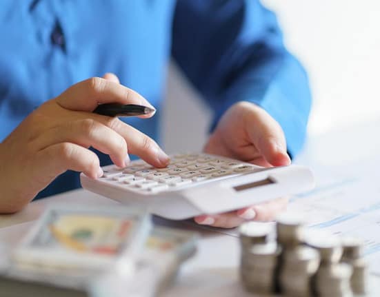 Venitul brut realizat în octombrie de salariații femei, cu 491 lei mai mic decât cel al bărbaţilor