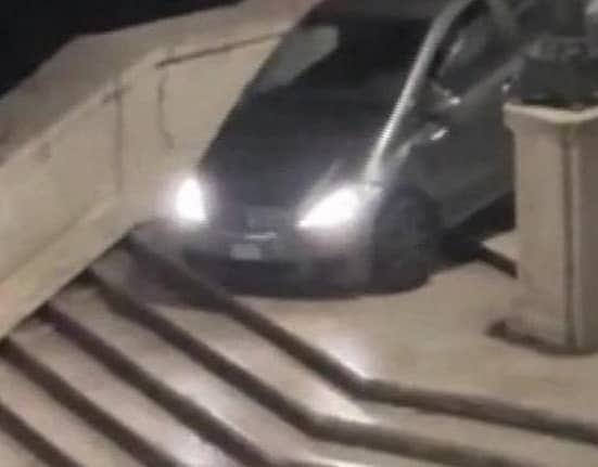 Un bărbat de 81 de ani a intrat cu mașina pe emblematicele Trepte Spaniole din Roma. Ce explicație le-a dat polițiștilor