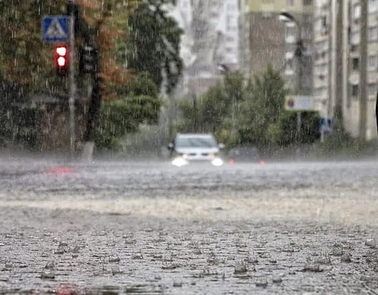 Alerte cod roșu și cod portocaliu de ploi puternice în localități din mai multe județe, vineri dimineața