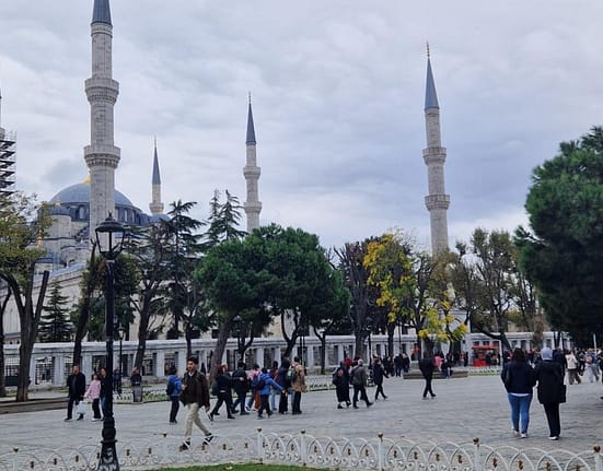 Papa Leon, gest fără precedent la Moscheea Albastră din Istanbul GALERIE FOTO/ ”Este bine așa” -a explicat că e casa lui Allah”