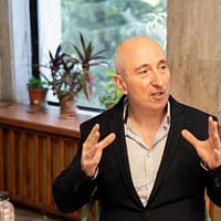 Prof. Ovidiu Pânișoară: În timp ce ne gândim la „eficientizări”, alții folosesc Mozart ca să economisească