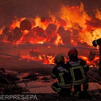 Pompier rănit grav în incendiile de vegetație din Portugalia. Autospecială cuprinsă de flăcări (VIDEO)