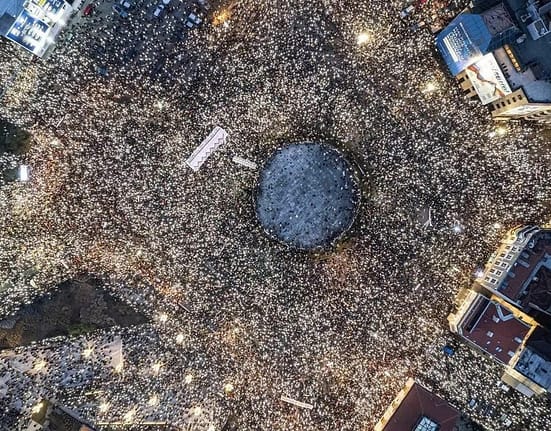 Mii de sârbi cer alegeri anticipate printr-un marș tăcut ce marchează 10 luni de la accidentul mortal din Novi Sad
