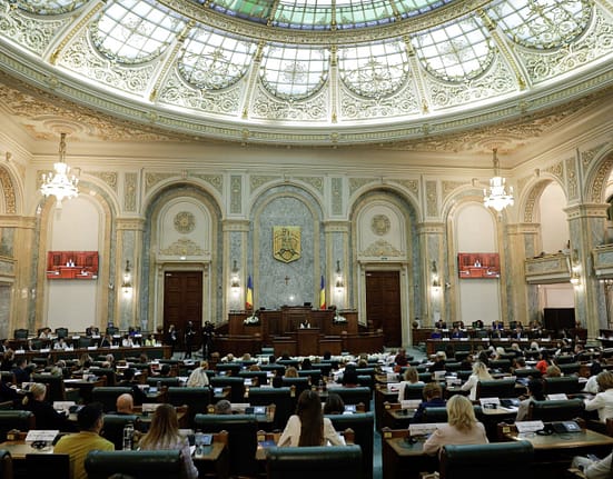 Senatul a adoptat proiectul de lege privind limitarea accesului la jocurile de noroc. Care sunt prevederile