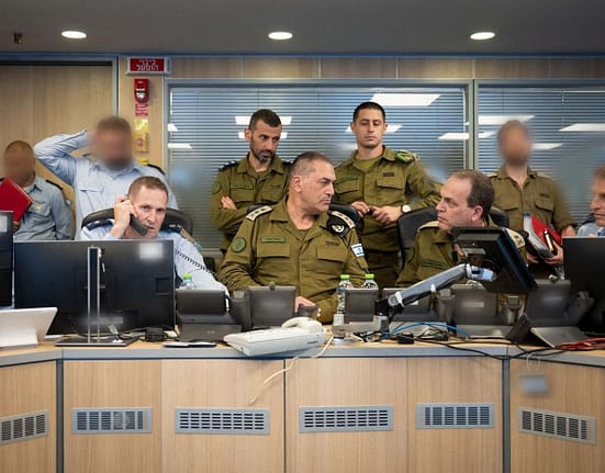 „O perdea de fum perfectă”. Cum i-au păcălit israelienii pe liderii de la Teheran, înainte de atacul devastator din această noapte din Iran