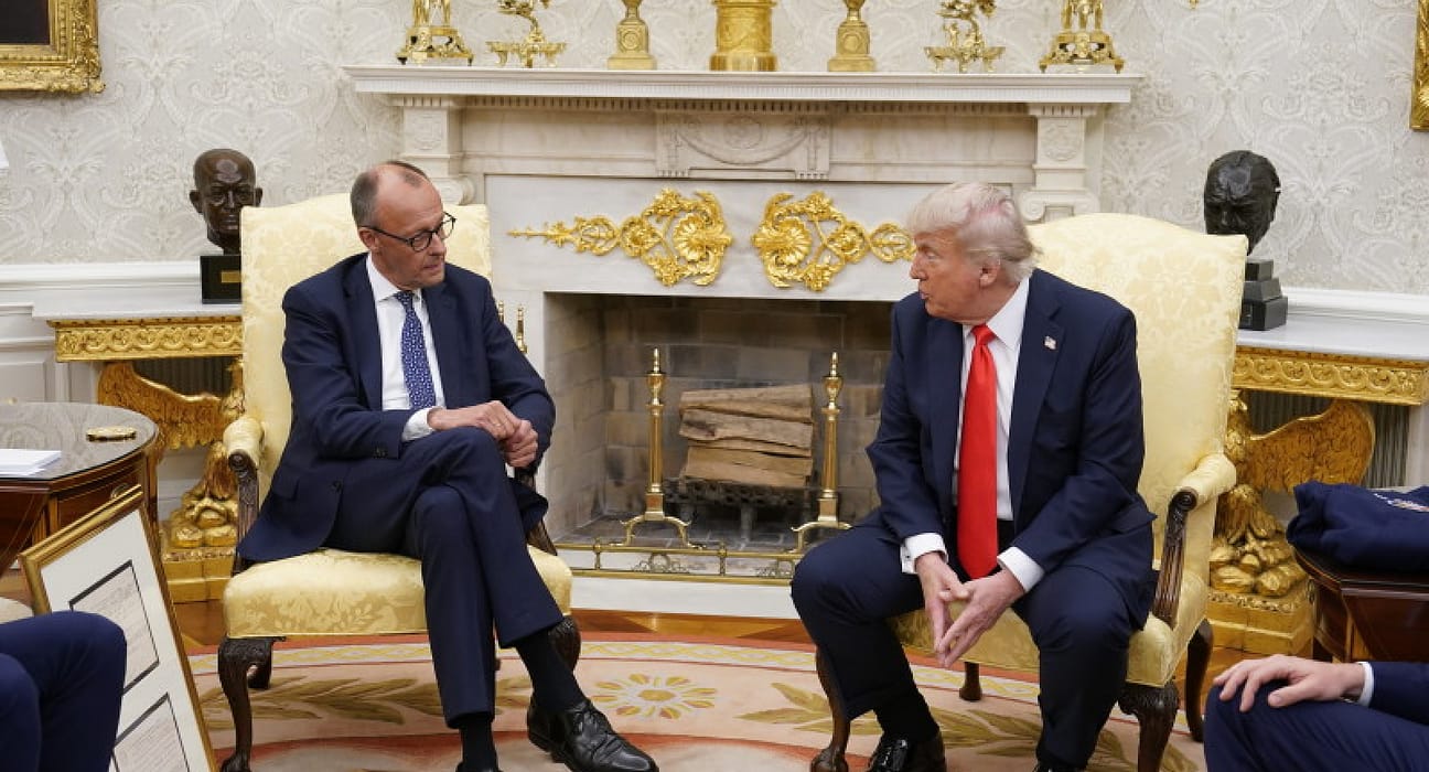 Cadoul cu care Merz l-a înmuiat pe Trump la întâlnirea din Biroul Oval / video viral
