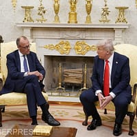 Cadoul cu care Merz l-a înmuiat pe Trump la întâlnirea din Biroul Oval / video viral