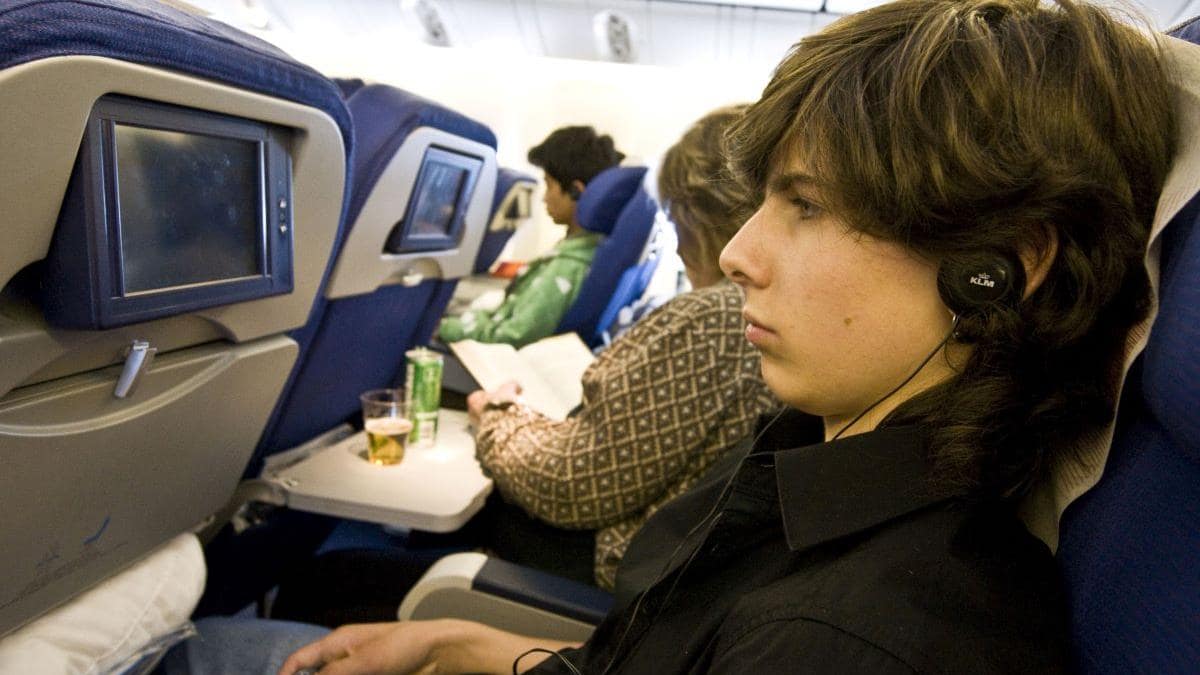 Sfaturile unui însoțitor de zbor: Ce băuturi să nu consumi în avion