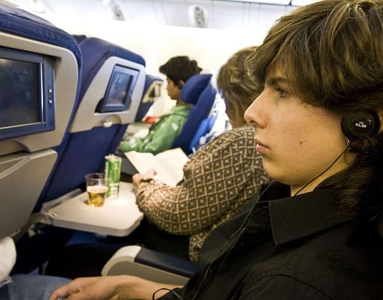 Sfaturile unui însoțitor de zbor: Ce băuturi să nu consumi în avion