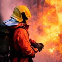 Exploziile și incendiile se repetă, autoritățile bâjbâie. Experți: Sistemul de gaze este vulnerabil și ignorat