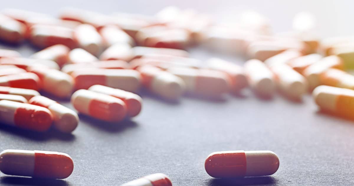 De ce avem farmacii la fiecare colț de stradă? România, pacientul anxios cu geanta plină de pastile