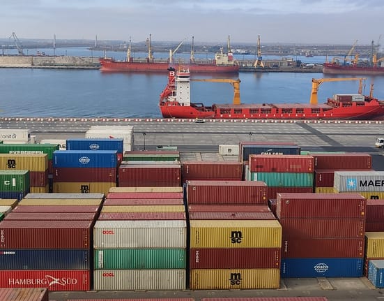 Beijingul se prezintă drept noul garant al comerțului global. China își exportă nu doar bunurile, ci și deflația