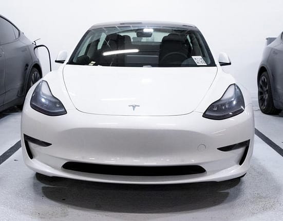 Prima mașină complet autonomă de la Tesla s-a condus singură de la fabrică la client