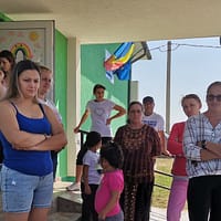 Comasarea școlilor în Olt: elevi de 7 ani puși pe drumuri lungi pentru a învăța. „Și de aici au ieșit oameni mari, să știți! Vrem aici”