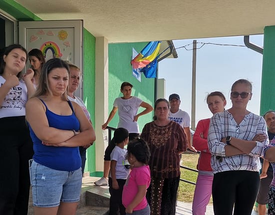 Comasarea școlilor în Olt: elevi de 7 ani puși pe drumuri lungi pentru a învăța. „Și de aici au ieșit oameni mari, să știți! Vrem aici”