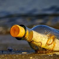 Mesaj de dragoste într-o sticlă aruncată în Oceanul Atlantic, găsit după 13 ani