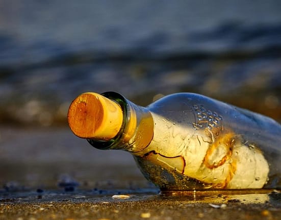 Mesaj de dragoste într-o sticlă aruncată în Oceanul Atlantic, găsit după 13 ani