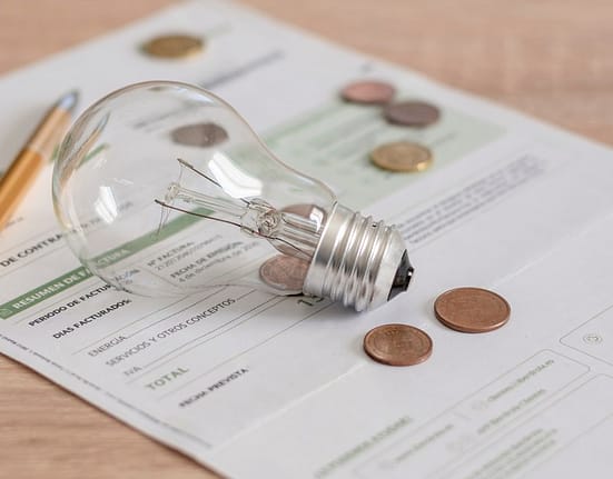Cei mai ieftini furnizori de energie electrică după liberalizarea pieței din 1 iulie. Cum să alegi oferta potrivită pentru tine