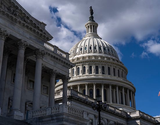 A doua zi de „shutdown” în SUA: Trump se gândește la o sumă de „1.000-2.000 dolari” pentru americani, în timp ce amenință cu „tăieri definitive” și concedieri