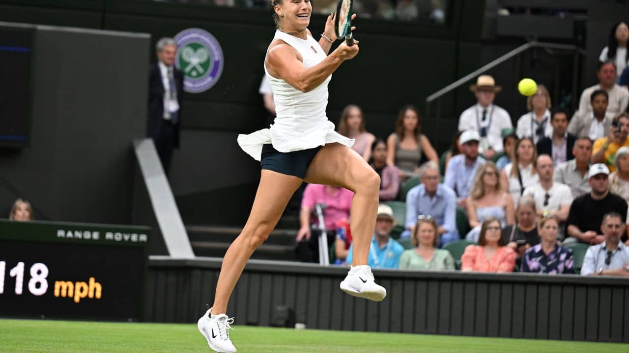 „A fost o nebunie!” Sabalenka, recunoscătoare: de ce face o reverență în fața publicului de la Wimbledon după meciul cu Emma Răducanu